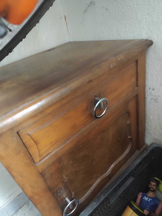 Mesinha cabeceira ansiosa para sair