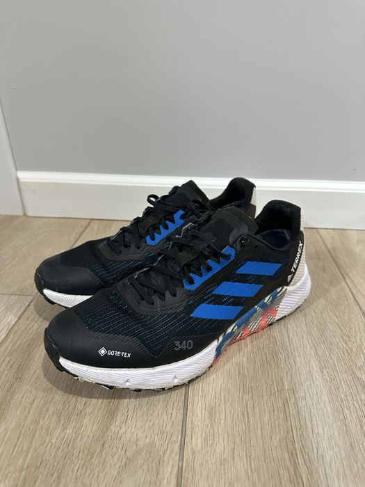 Adidas Terrex чорного кольору