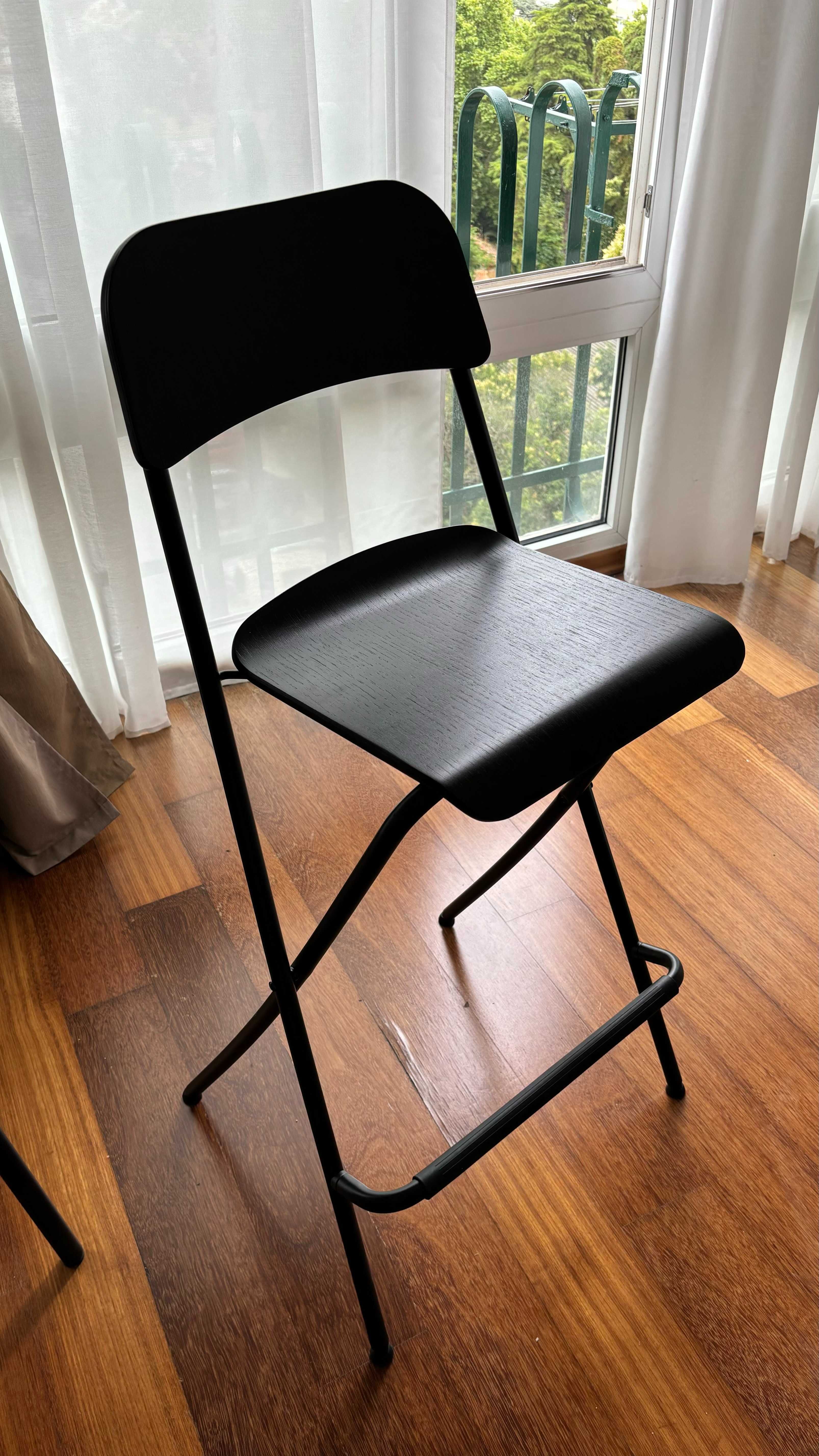 Mesa alta IKEA preta c/ 4 cadeiras