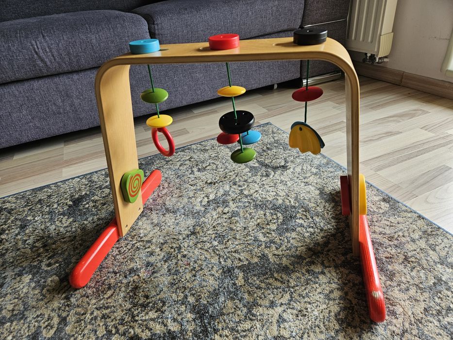 Drewniany stojak z zabawkami Ikea