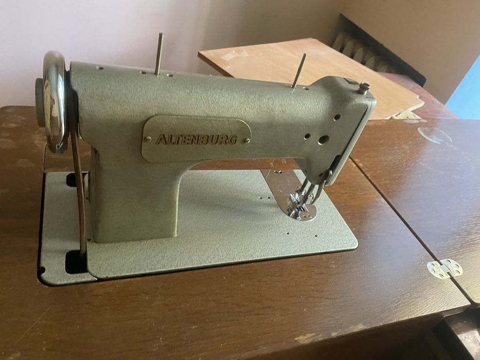 Продам немецьку швейну машинку