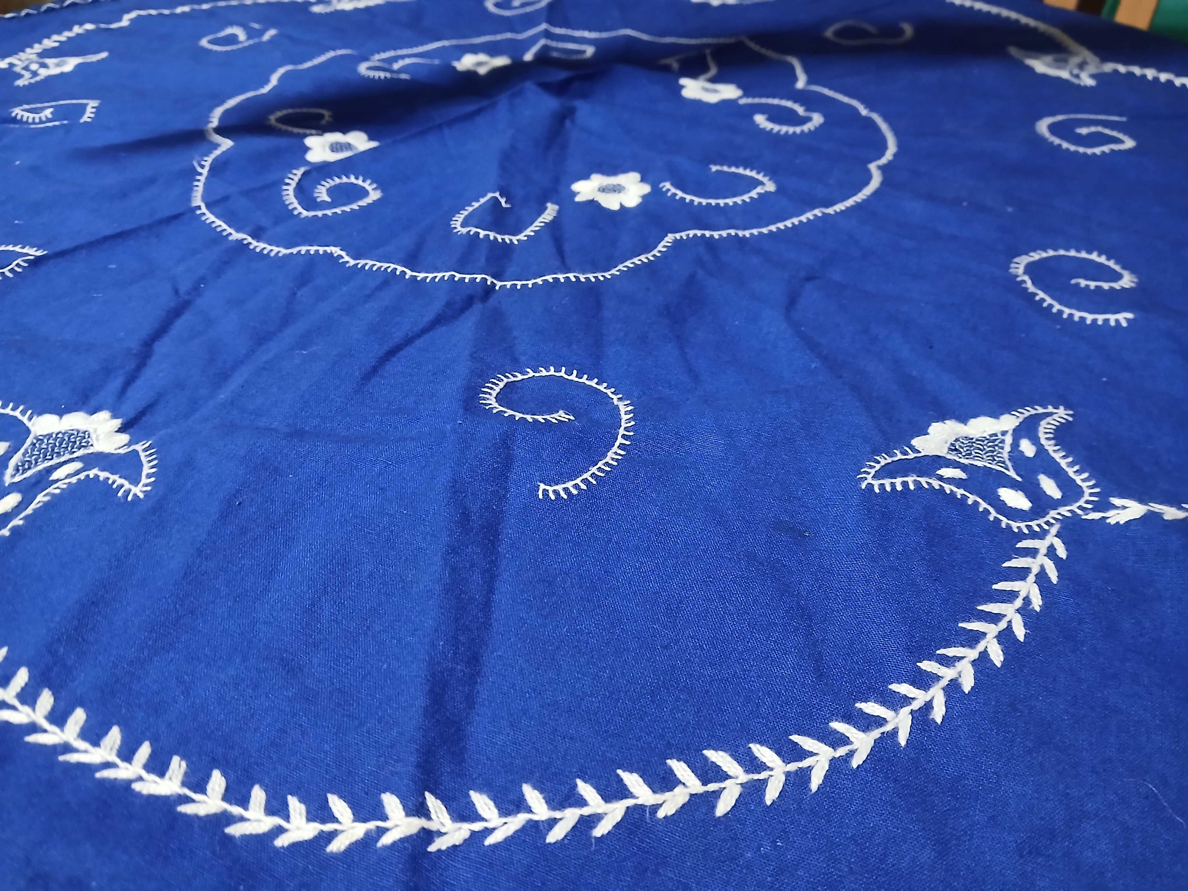 Toalha redonda, azul com bordado à mão (+/- 1m por 1m)