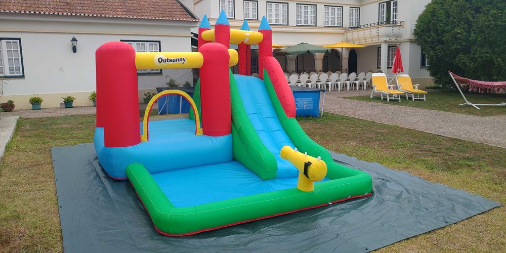 Castelo Insuflável com Escorrega e Trampolim – Diversão Garantida!
