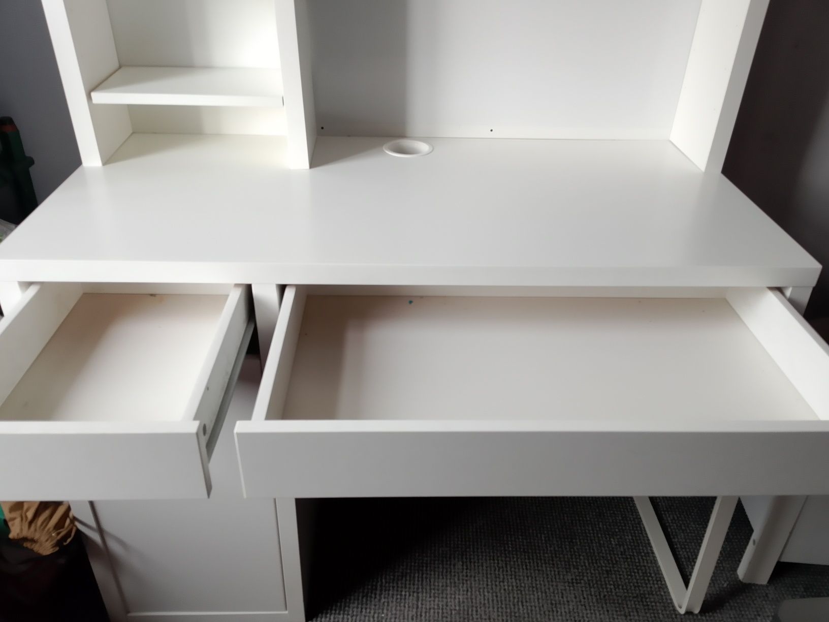 Białe biurko IKEA Mickie