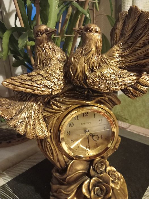 Zegar z gołębiami.