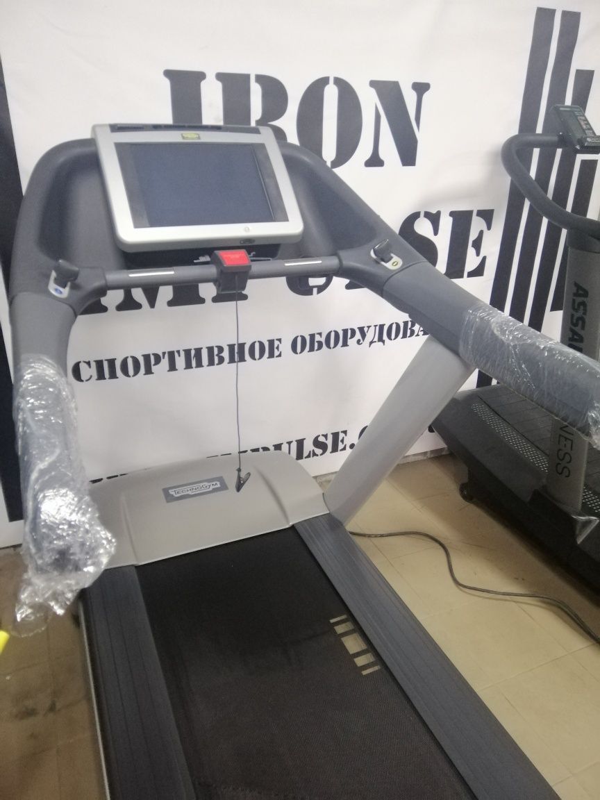 Бігова доріжка Technogym Run 700 TV