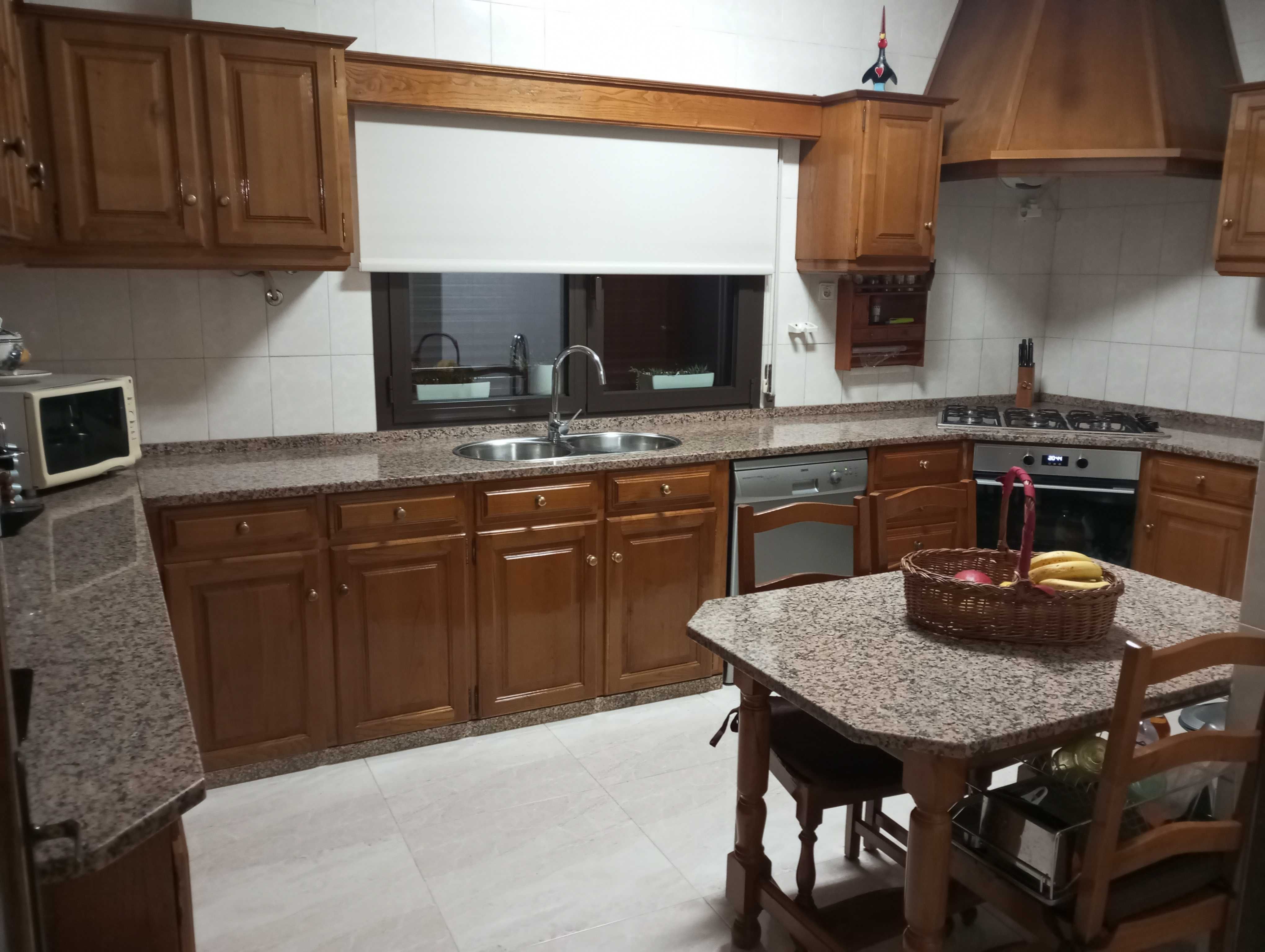 Vendo mobília de cozinha em madeira! Excelente estado de conservação!