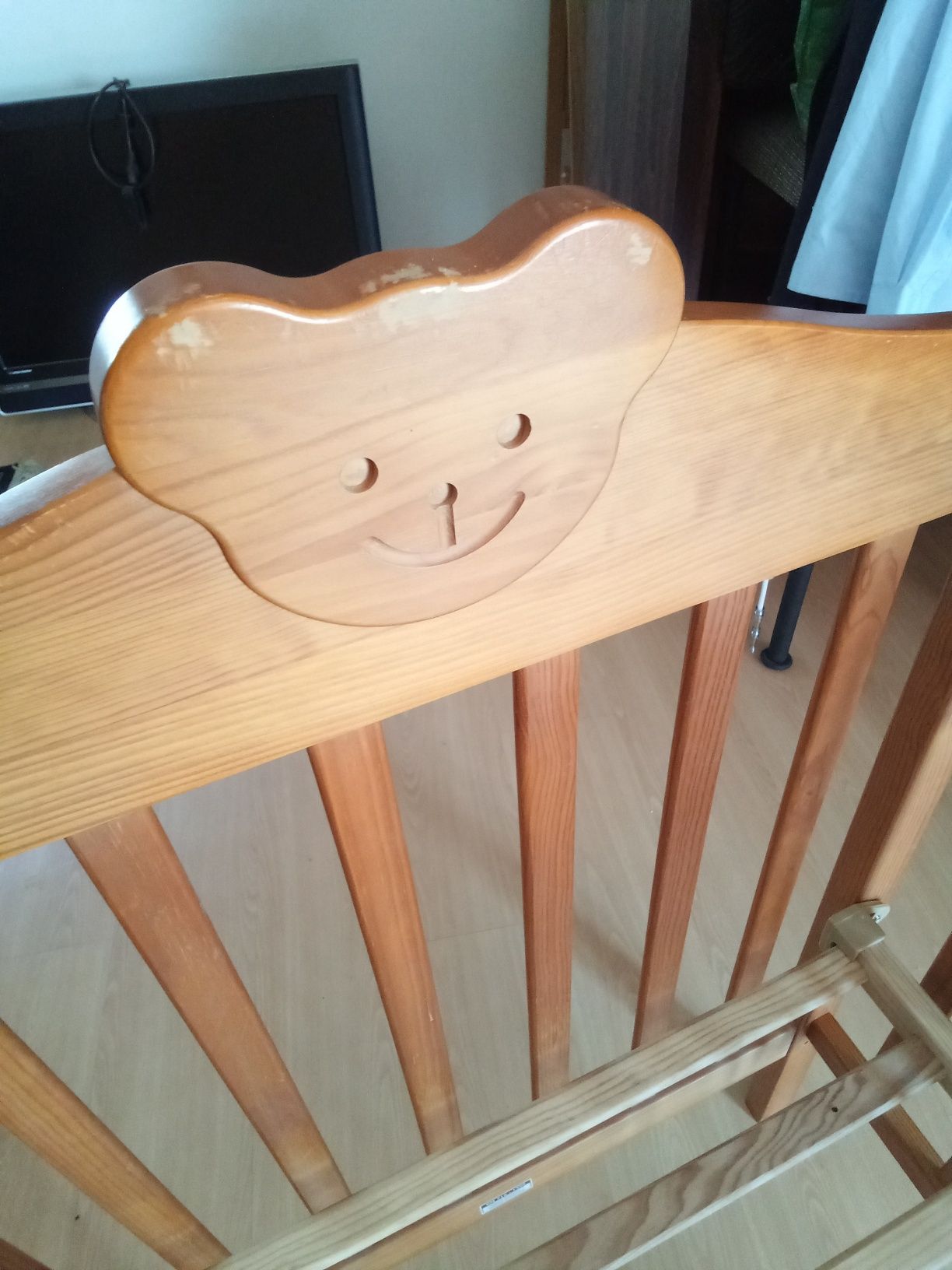 Berço Happy Bear com lado ajustável