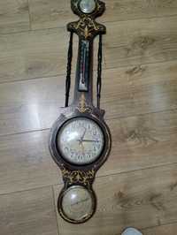 Stary zegar ścienny z barometrem i termometrem