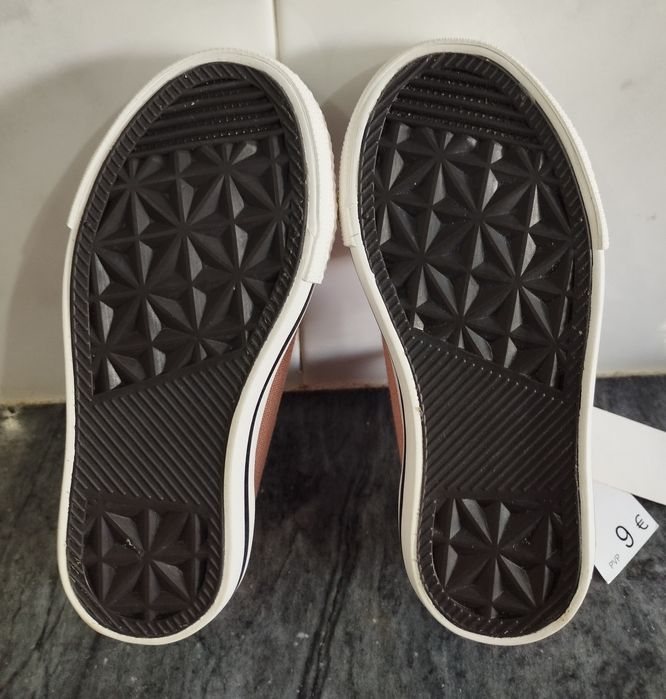 Sapatilhas Rosa Novas da Unit Shoes