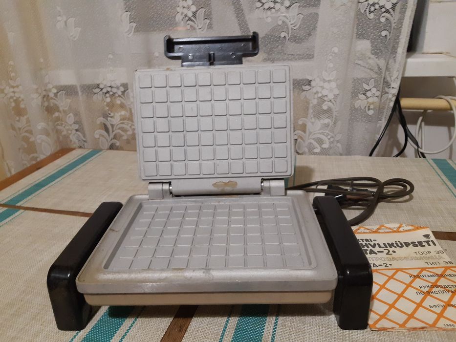 Вафельниця електрична.