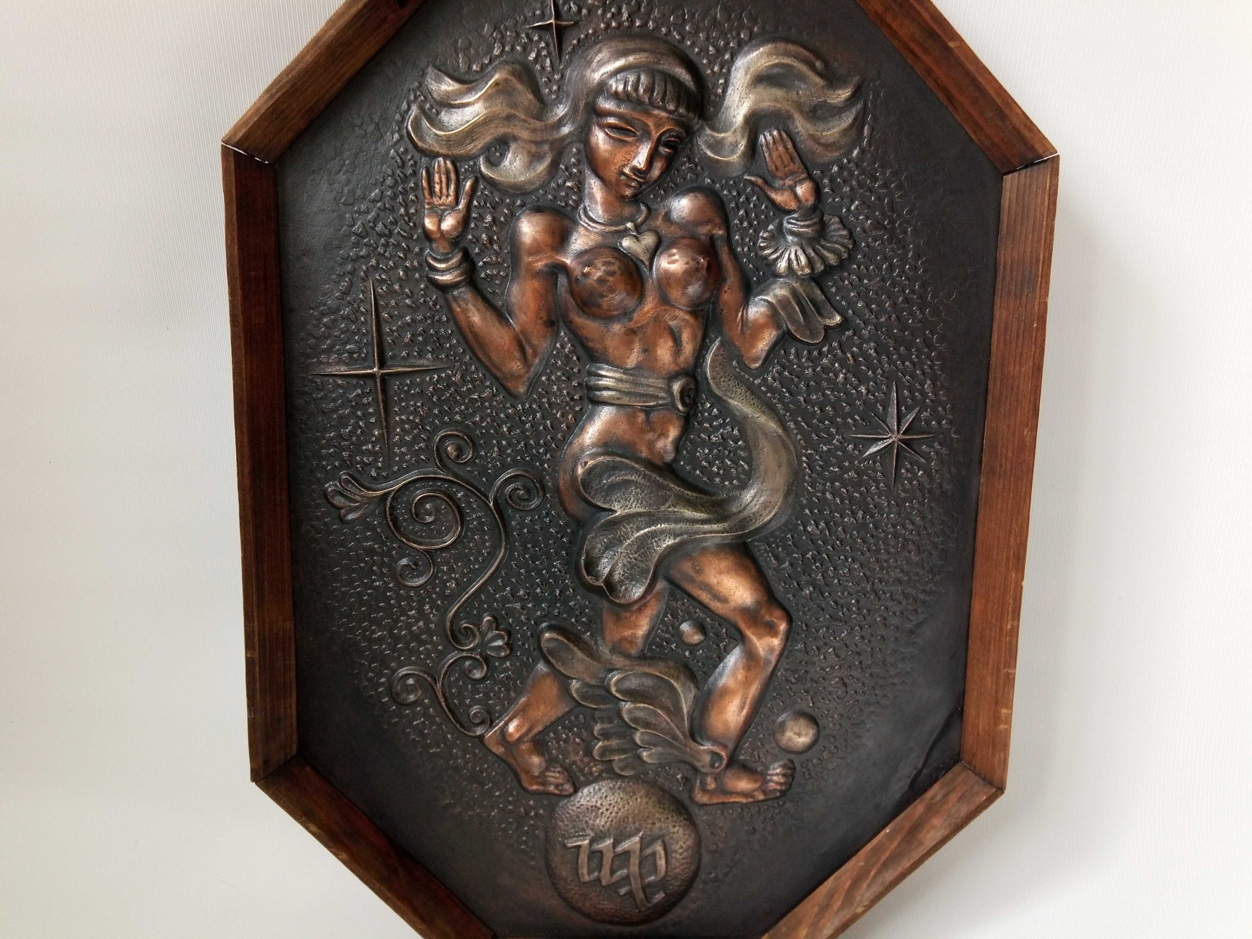 Чеканка в деревянной рамке, знак зодиака Дева.