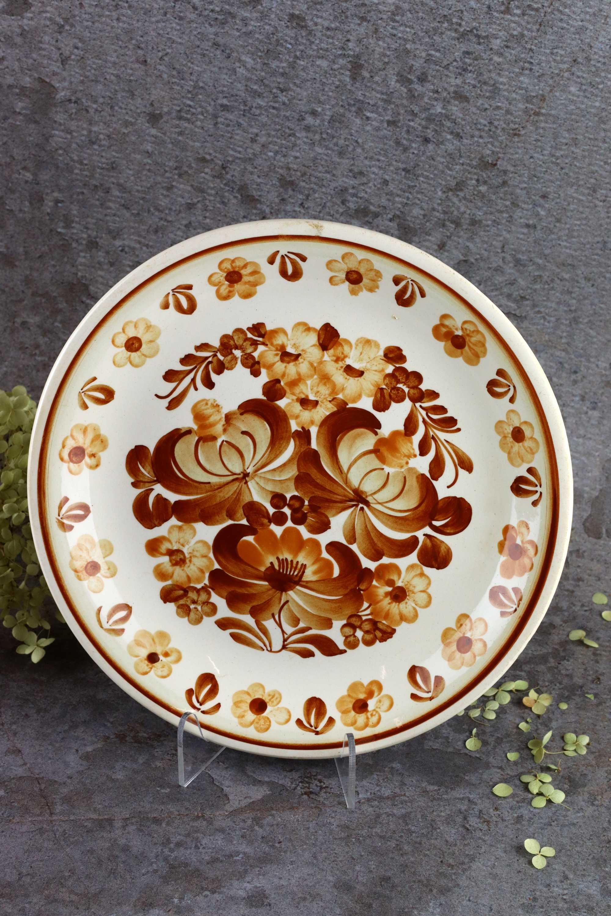 Fajansowy talerz z brązową dekoracją Włocławek fajans ceramika prl