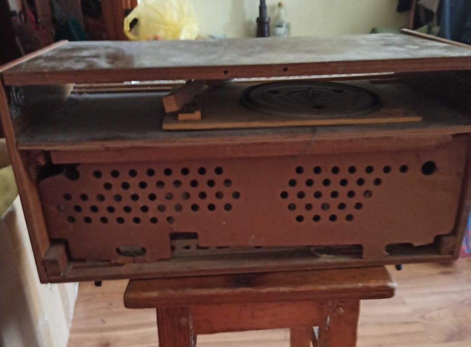 Продам радіолу 68 року випуску. Під ремонт або на зап. Частини.