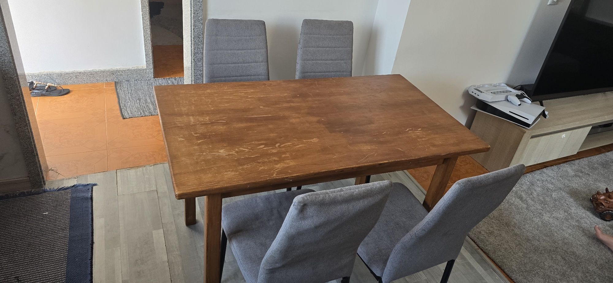 Mesa com 6 cadeiras usadas