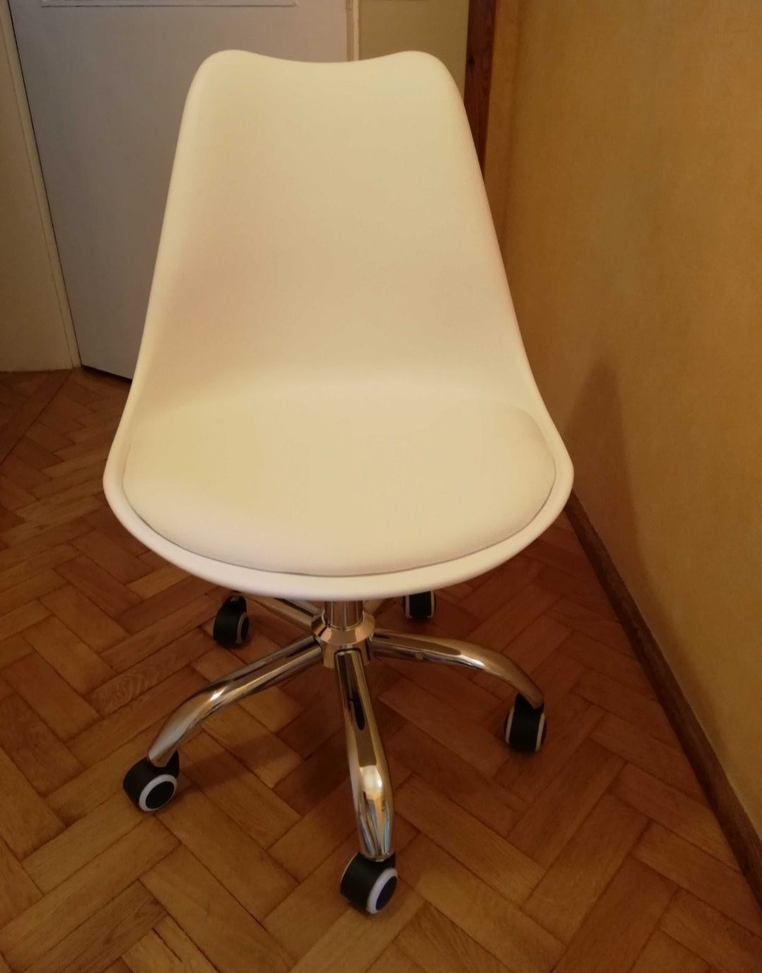 Nowe krzesło obrotowe