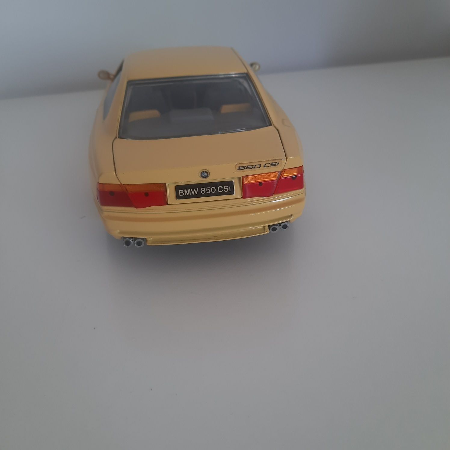 Bmw 850 csi revell 1:18 żółte