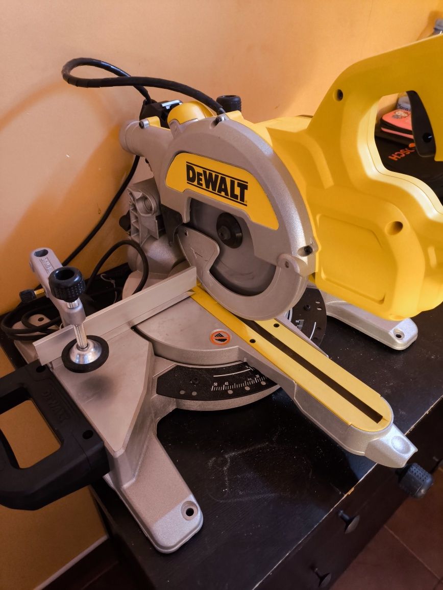 Pilarka ukosowa  ukośnica DEWALT DWS777-QS 1800W 216 mm z posuwem