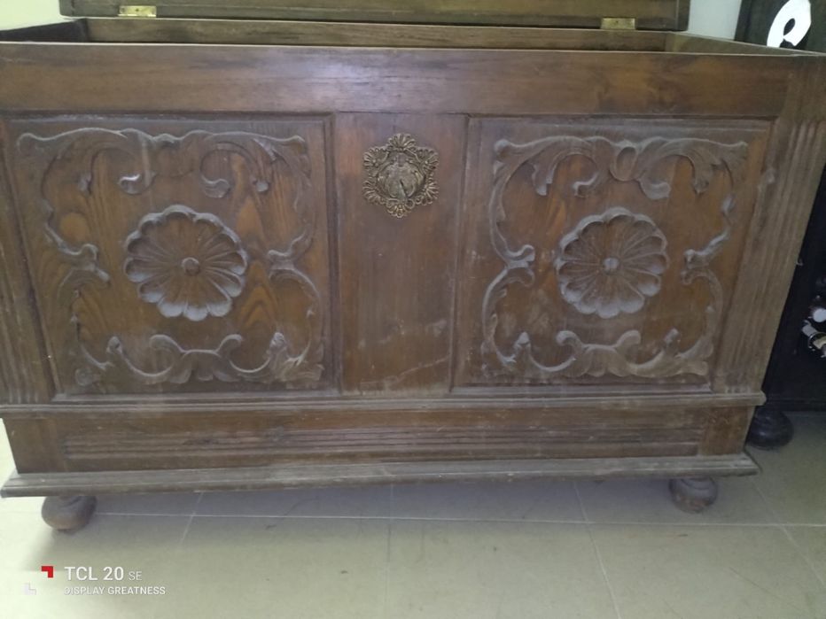 Arca Antiga em Madeira Trabalhada