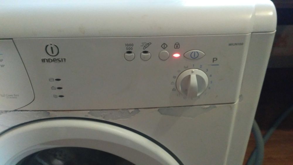 Пральна машинка Indesit WIUN 100 на 3 кг на запчастини або ремонт