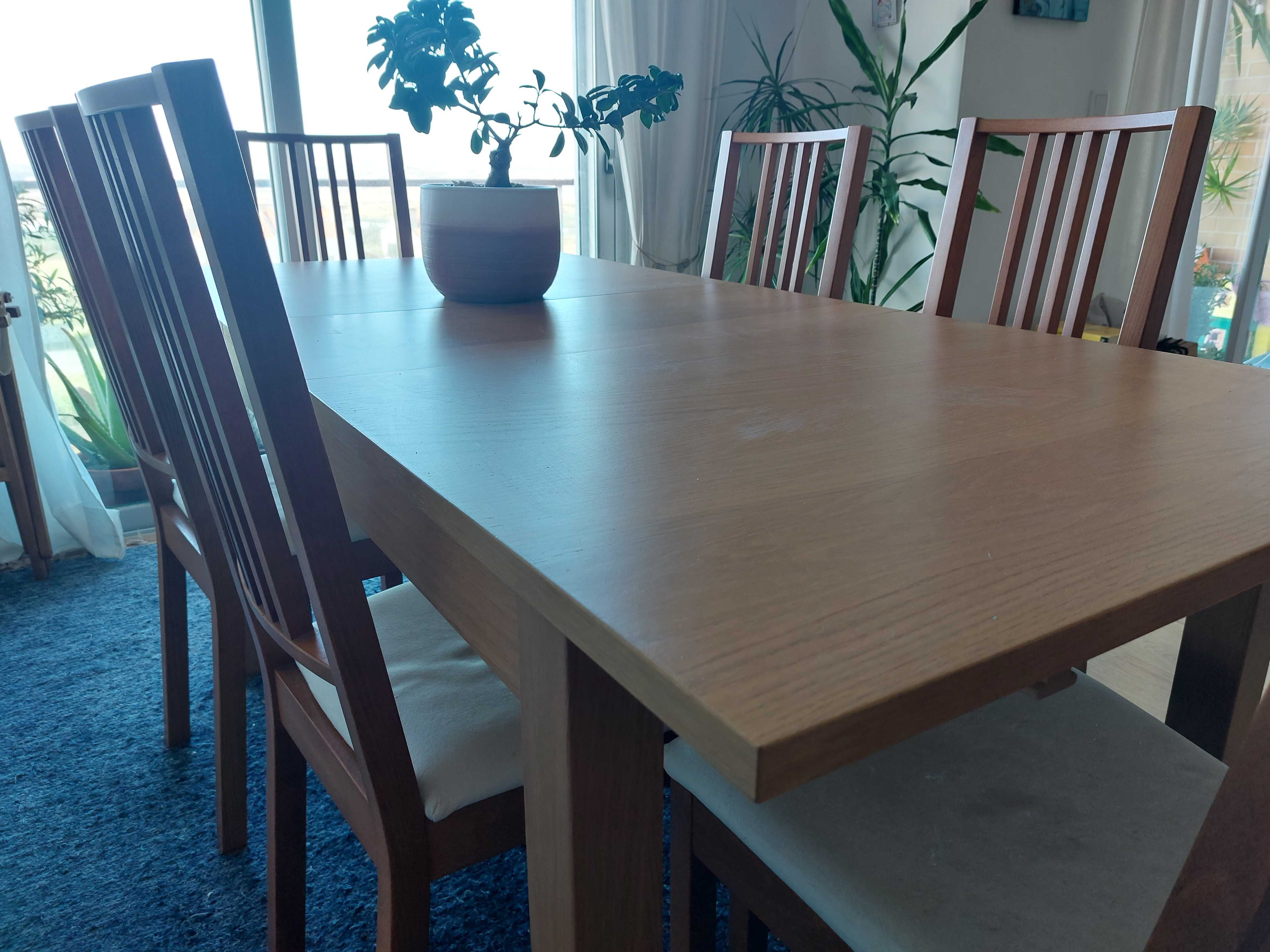 Mesa de refeições com 6 cadeiras