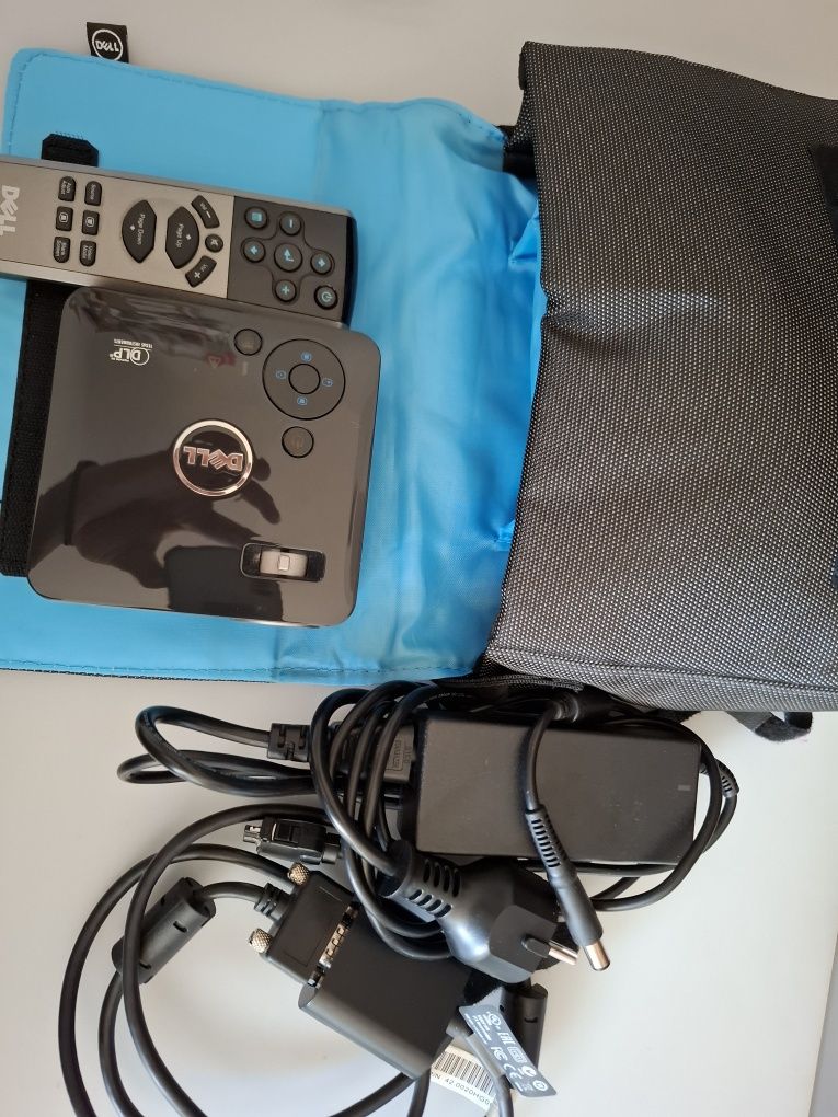 Projektor dell m115hd z pilotem, zasilaczem i etui
