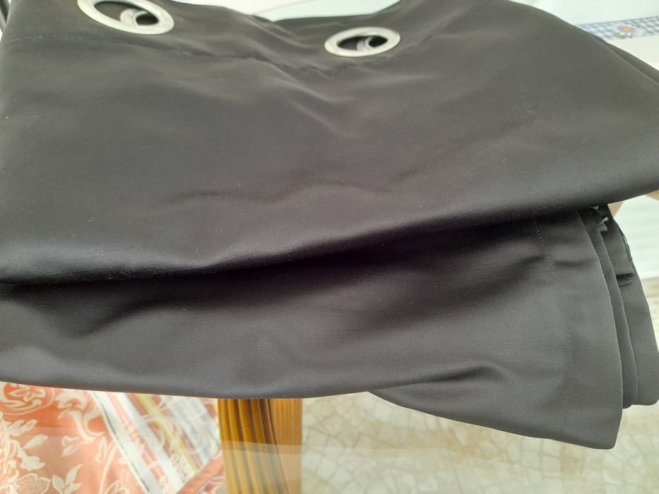 Duas cortinas black out