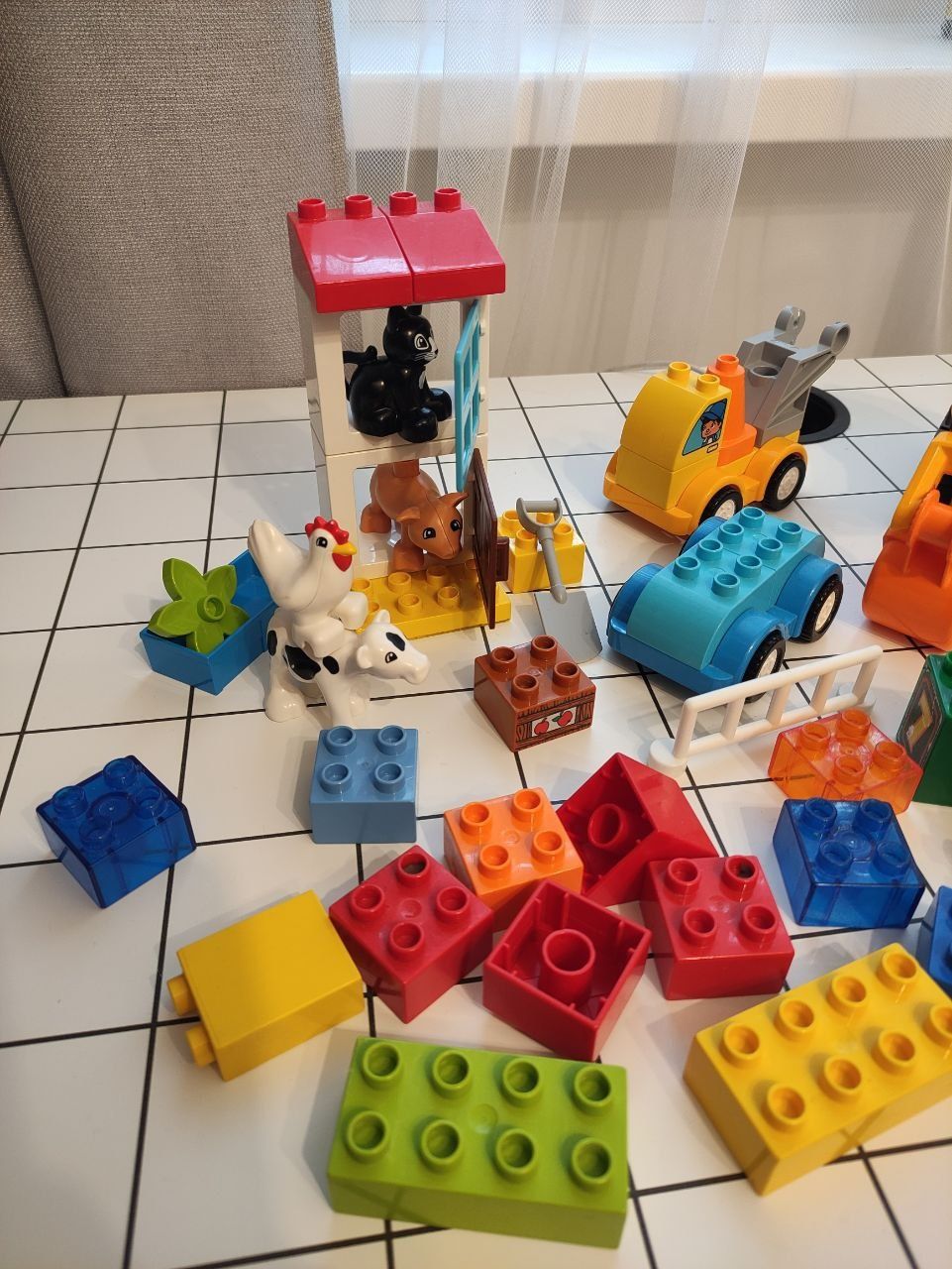 Kilka zestawów LEGO Duplo.