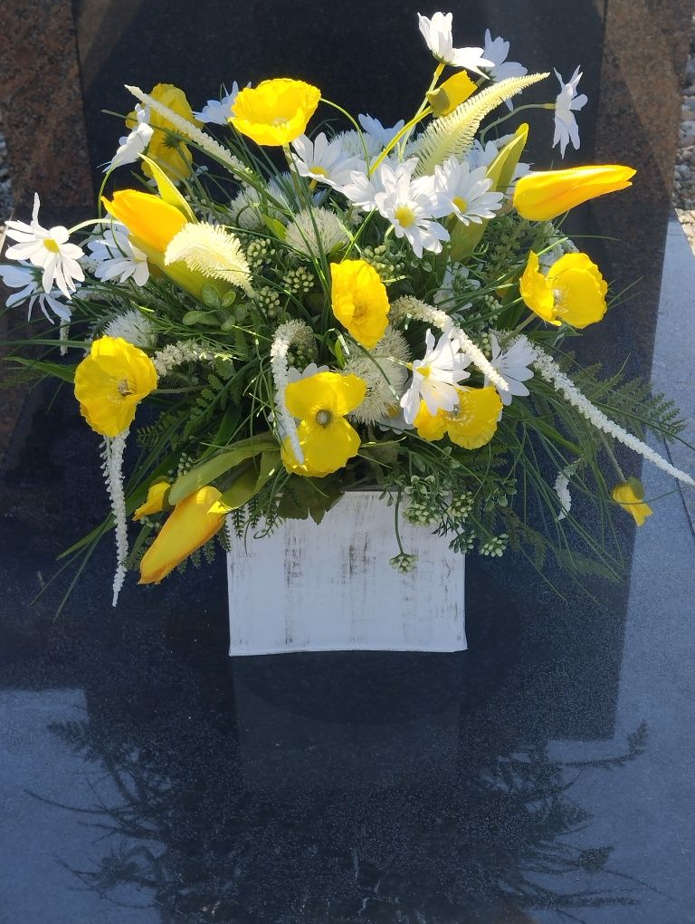 Stroik na grób cmentarz pomnik kompozycja wiązanka sztuczne kwiaty