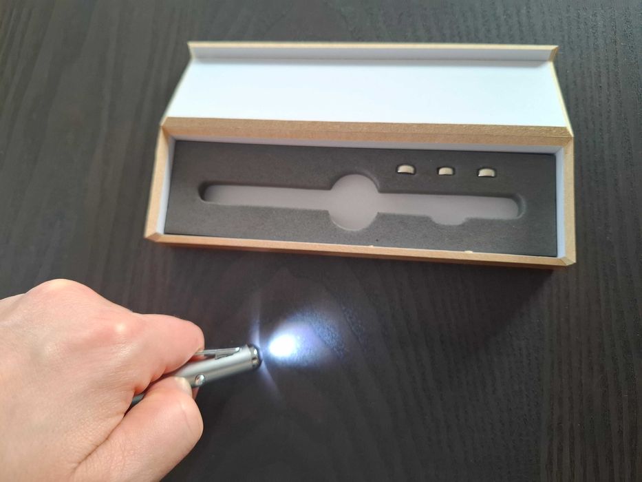 Metalowy wskaźnik laserowy z lampką LED