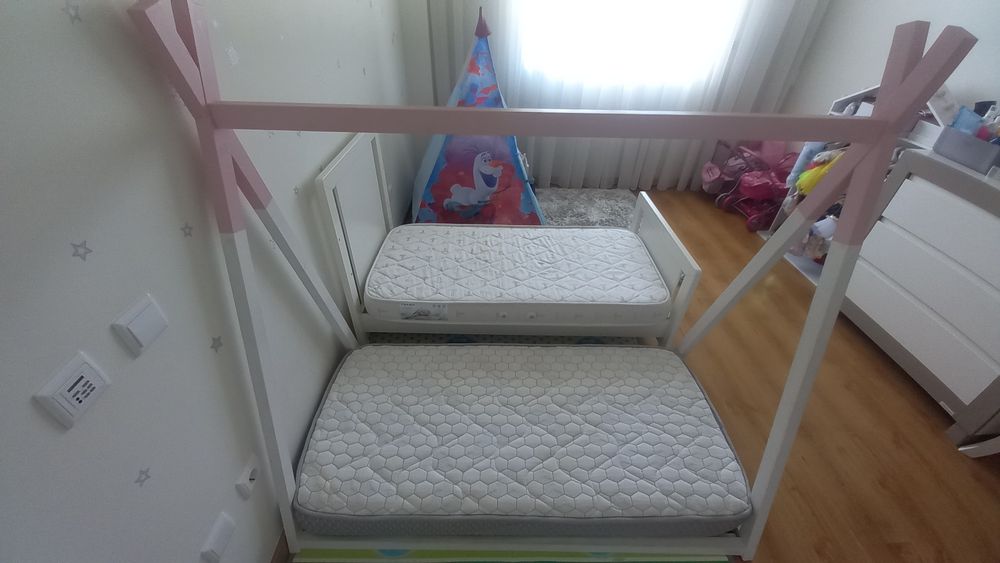 Cama montessori em forma de cabana + colchão à medida