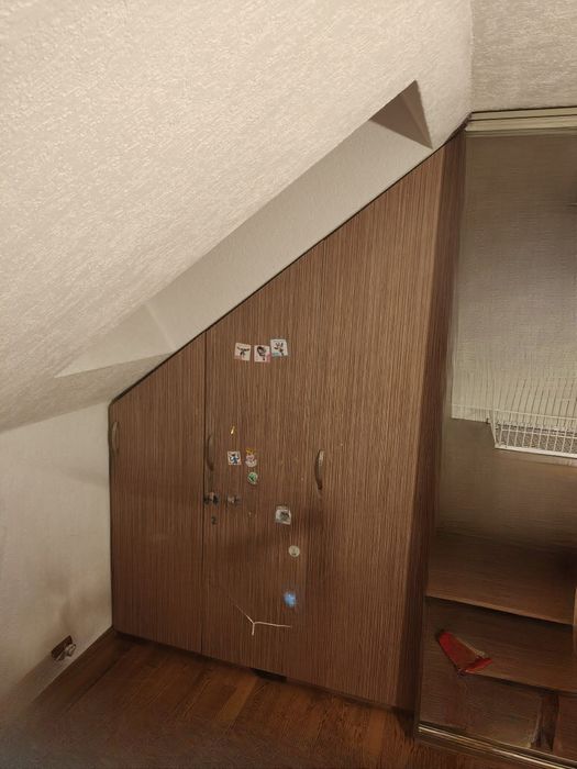 Ogromna szafa z lustrem. Drzwi przesuwne.