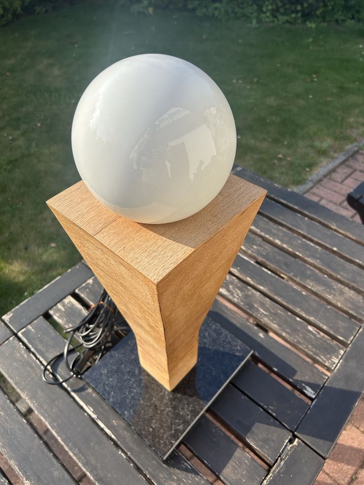 Lampa stojąca z kamienną podstawą i drewnianym trzonem