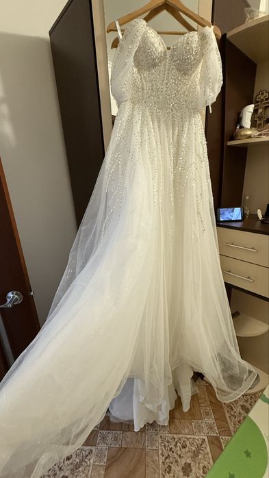 Весільна сукня з розрізом