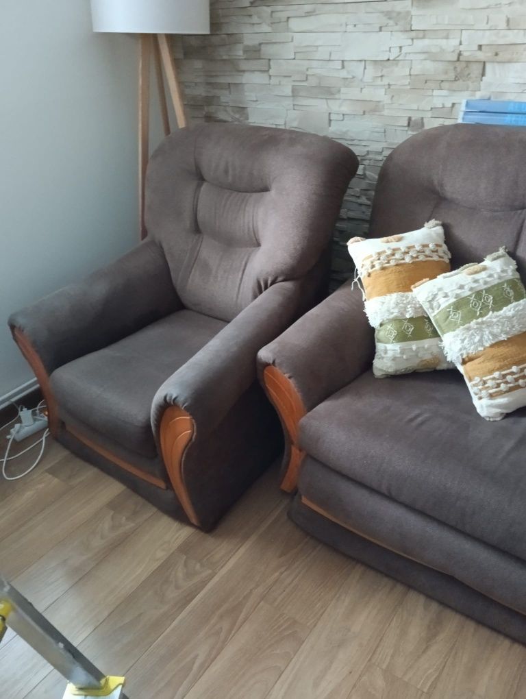 Sofa rozkładana z dwoma fotelami.