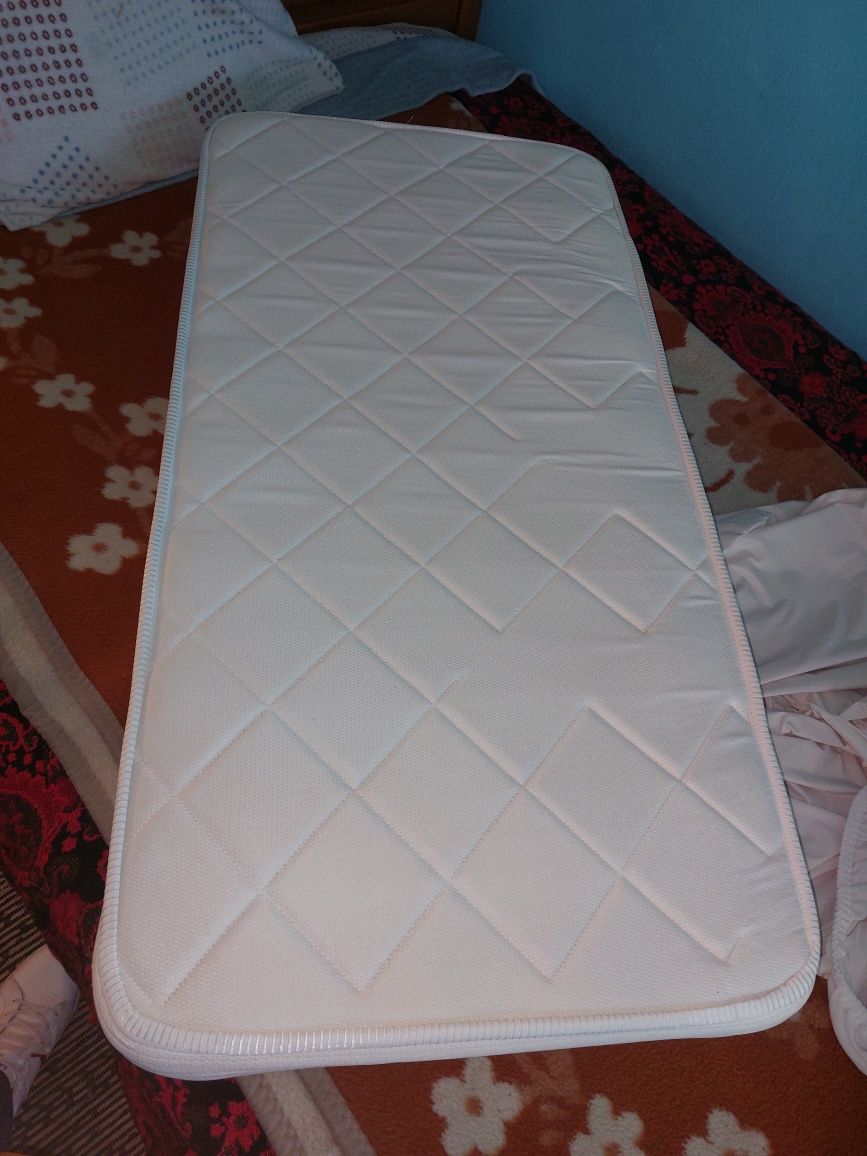 Vendo cama de bebé com colchão.  Mais carrinho