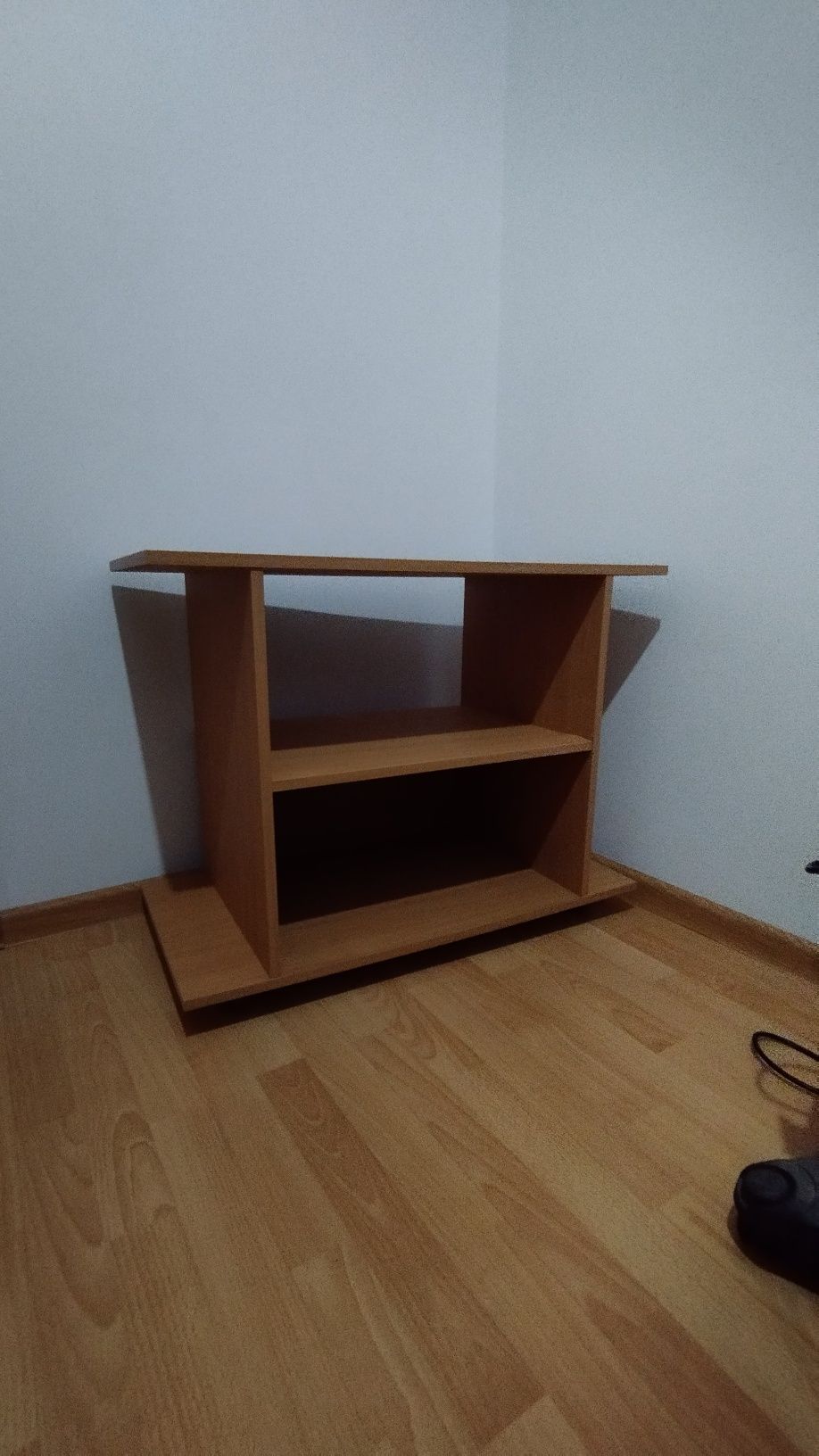 Biurko. Gratis półka