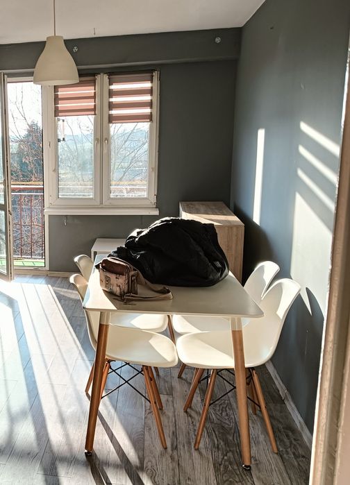 Biały stół plus cztery krzesła