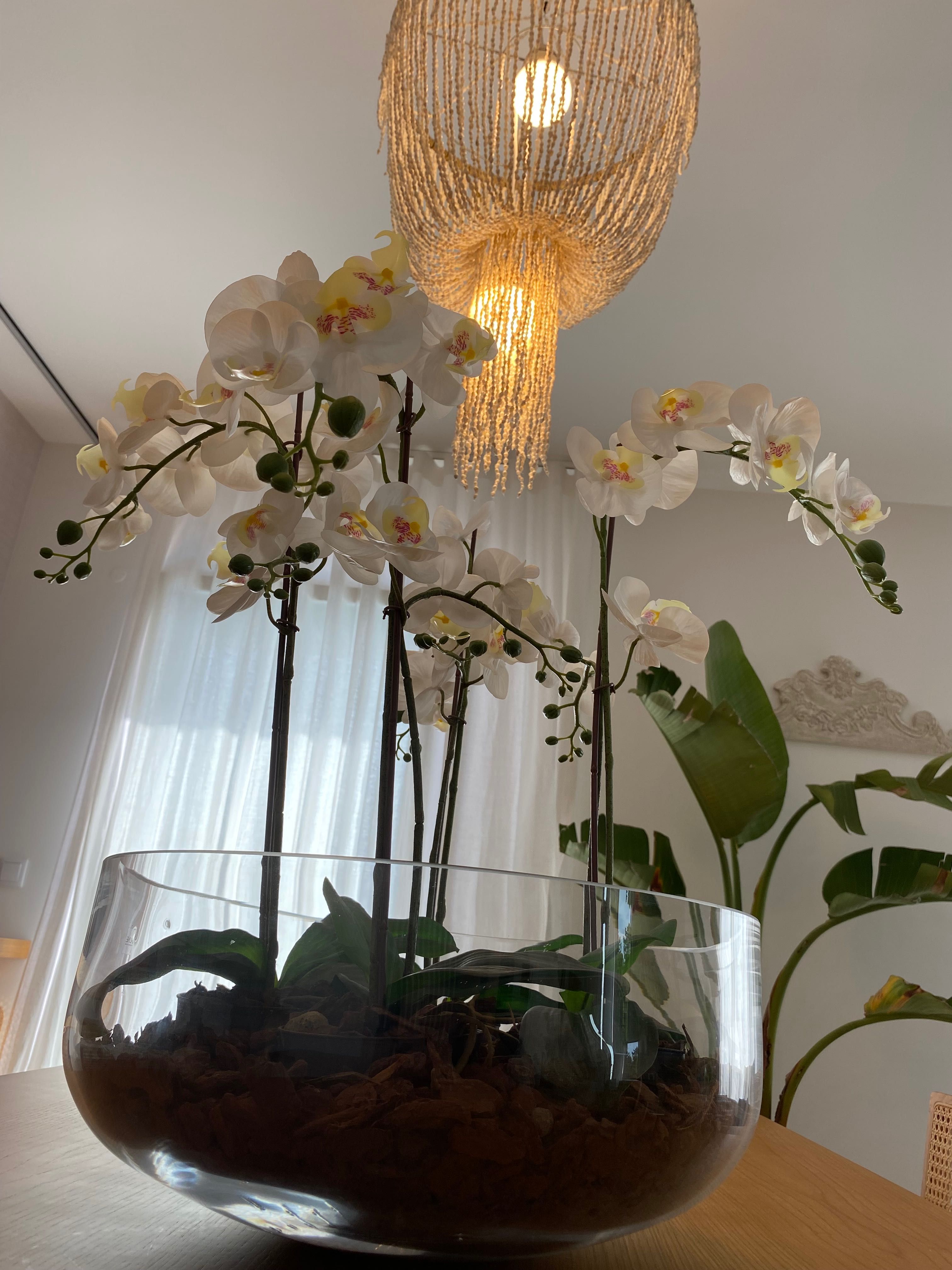 Centro de mesa com orquídeas artificiais