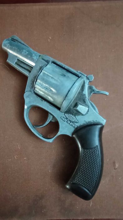 Revólver antigo em metal e , brinquedo, a pólvora e fulminantes