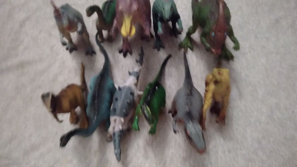 Zestaw figurek dinozaurów. Stan bardzo dobry
