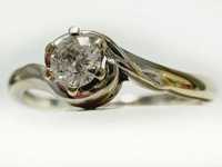 Śliczny zaręczynowy pierścionek z dużym brylantem 0,16 CT 375 2,18 G