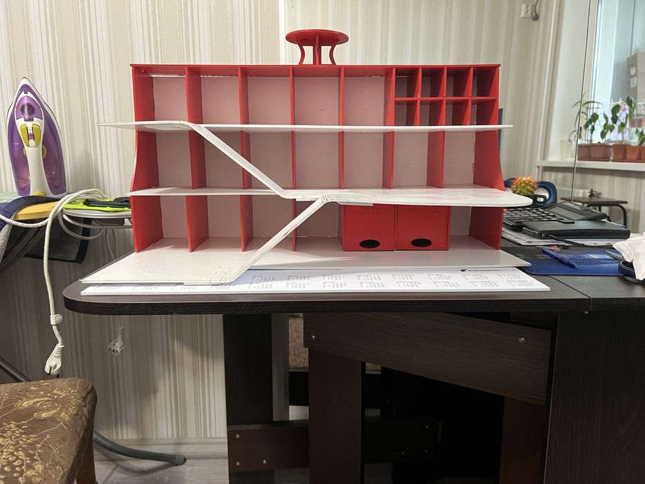 Деревяний іграшковий гараж для колекційних модельок