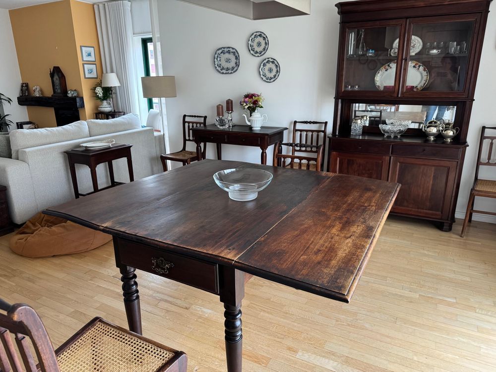 Mesa de jantar em castanho