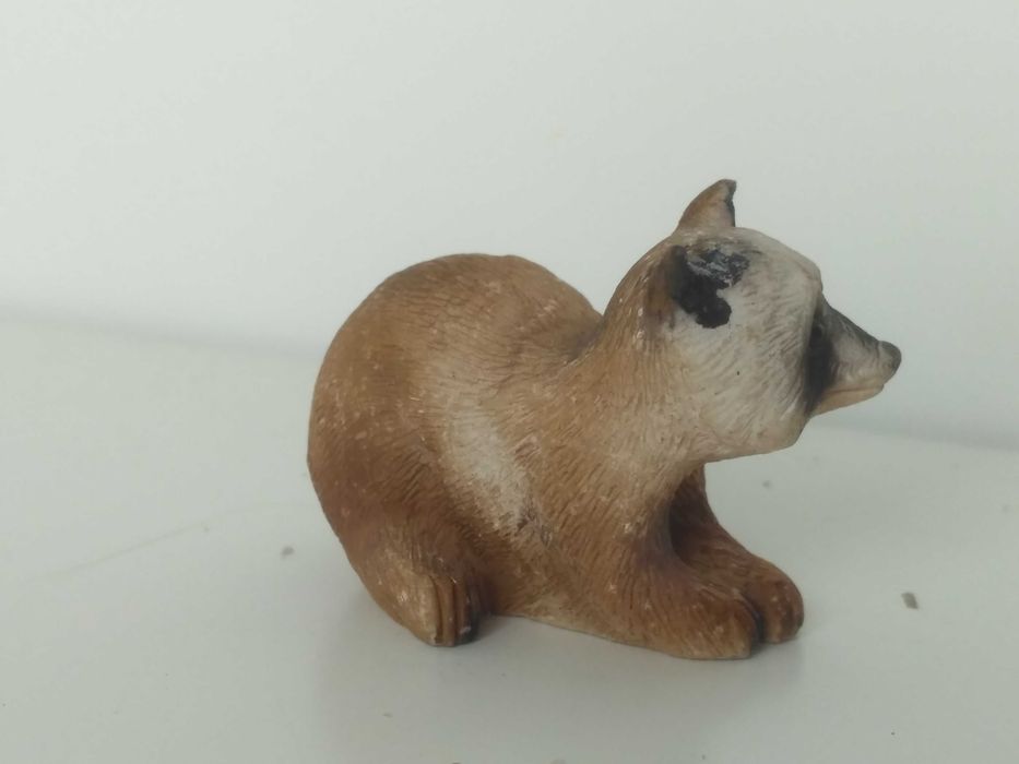 Vintage żywiczna figurka szopa pracza, h - 3,5 cm