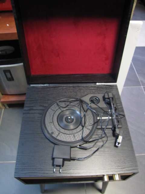 Gramofon w stylu retro walizkowy nogi drewniane Auna Berklee TT Case