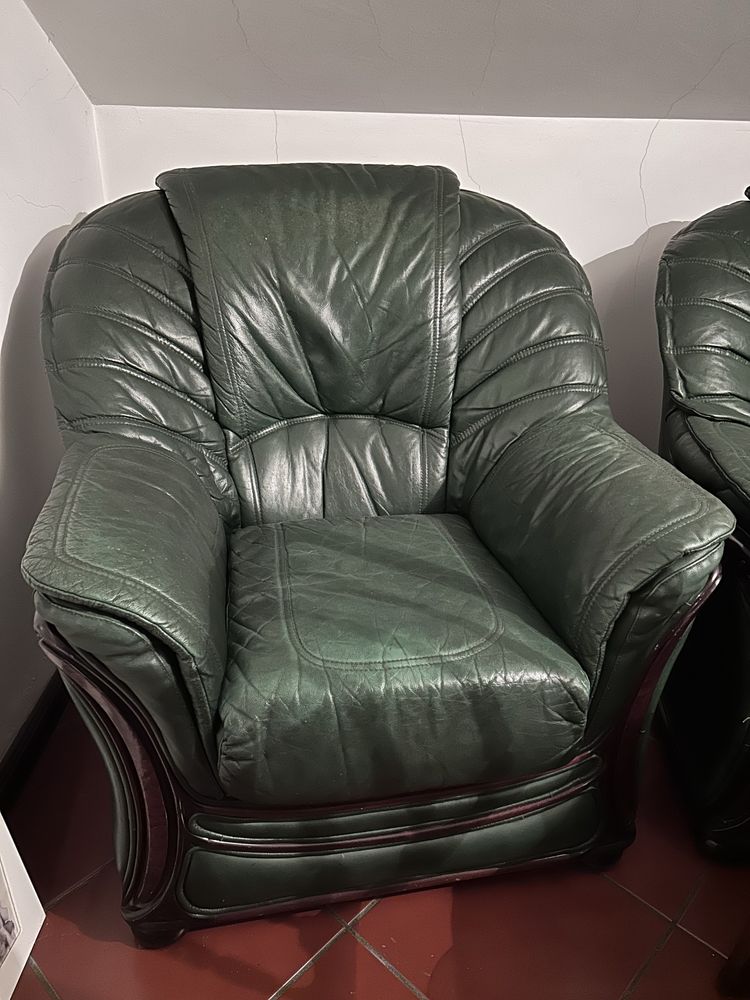 Sofá cama couro + 2 cadeirões