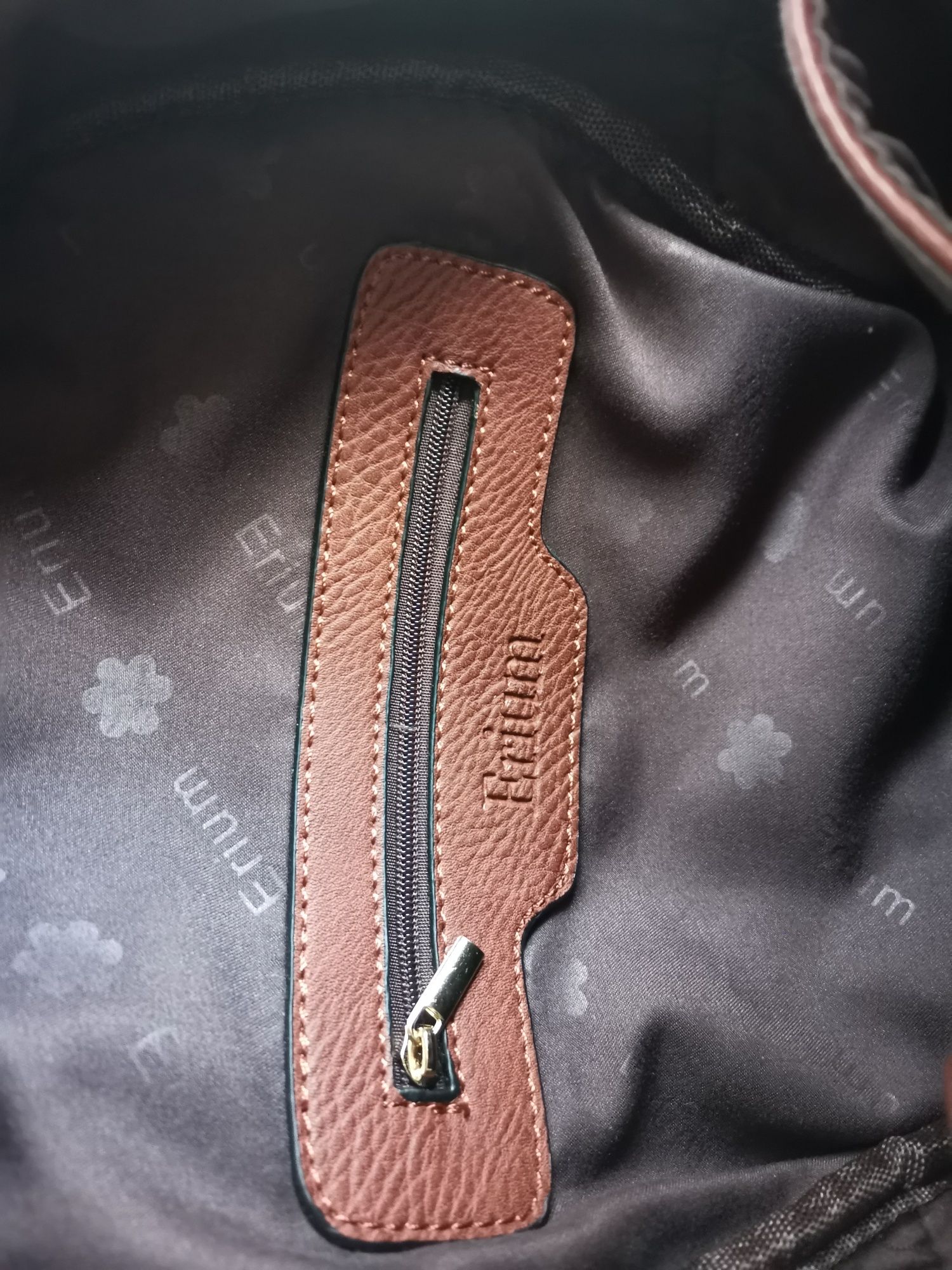 Mochila castanha com detalhes dourados