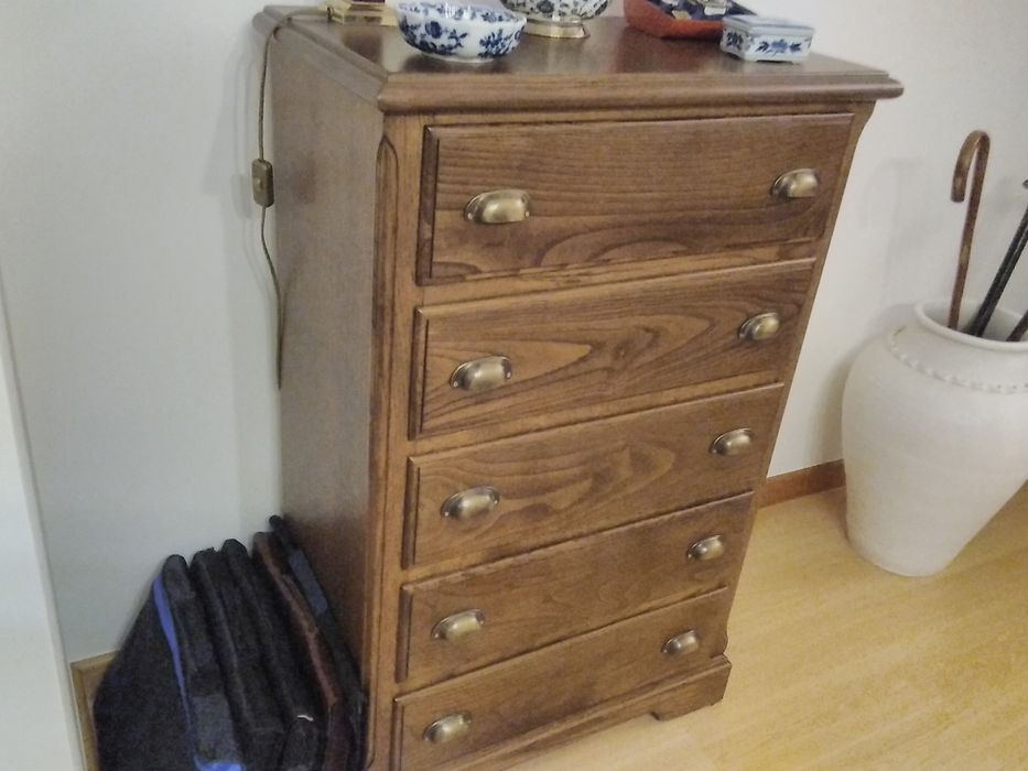 Móvel gaveteiro em madeira de castanho c/ novo