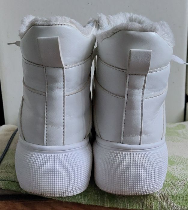 Жіночі білі зимові черевики. Женские зимние ботинки. Зимове взуття.